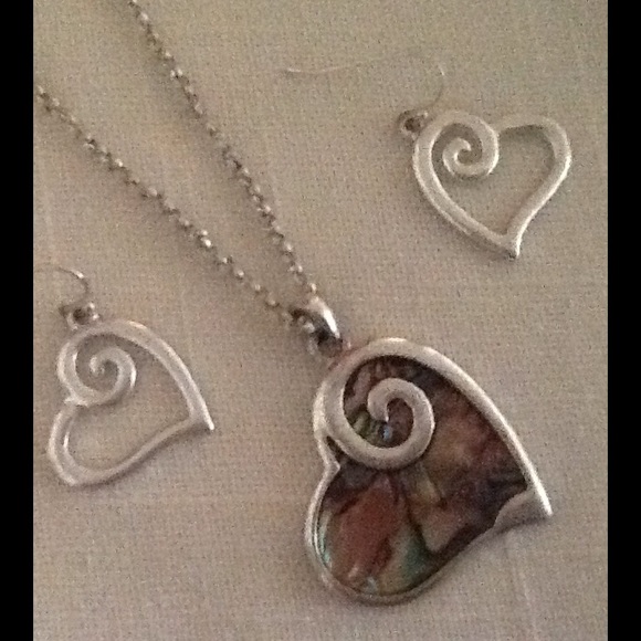 🎉HP🎉. Necklace and earrings set.