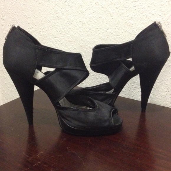 Platform high heeled shoes