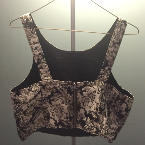 Black and gold crop top - Picture 2 of 2