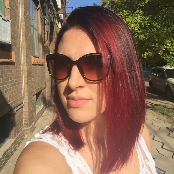 Meet your Posher, Caroline - Picture 1 of 1