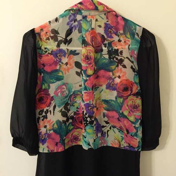 Adorable collared top - Picture 2 of 2