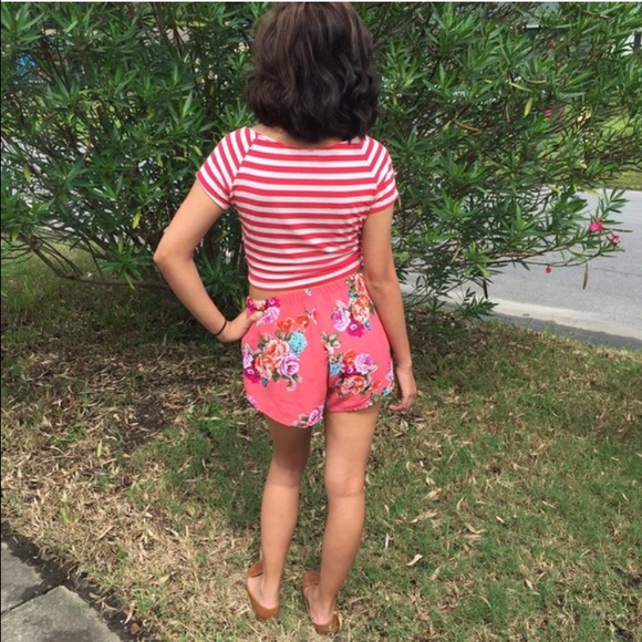 🚫SOLD🚫 Flora Pattern Shorts - Picture 3 of 3