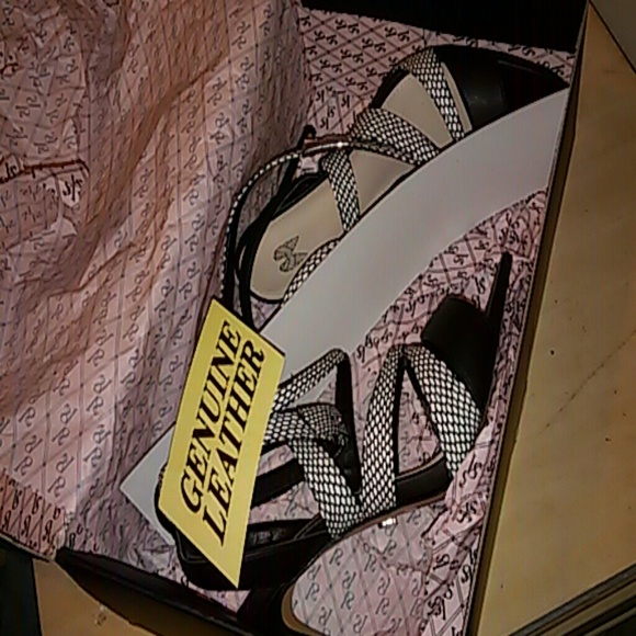 BLACK/WHITE SNAKE SKIN VICTORIA SECRET PUMPS
