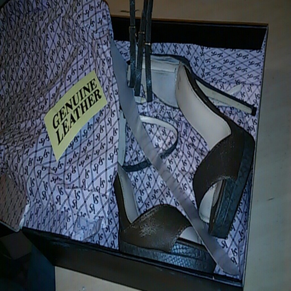 VICTORIA SECRET SIZE 7 GREY/BASIL HEELS