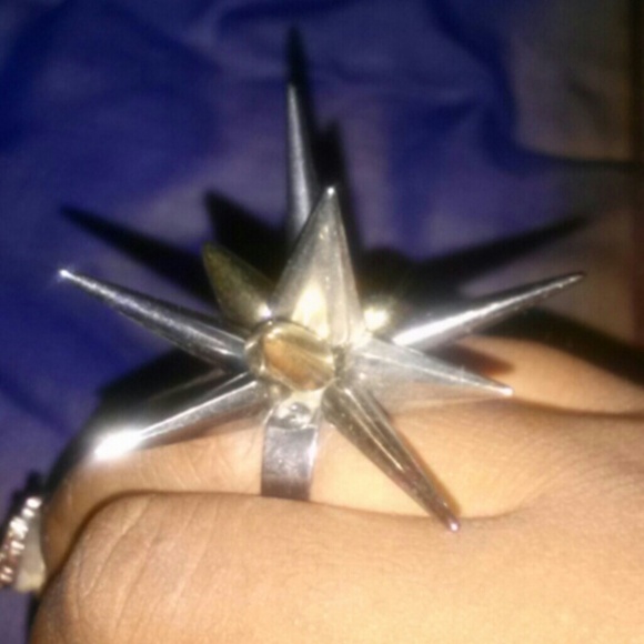 Spikes ring