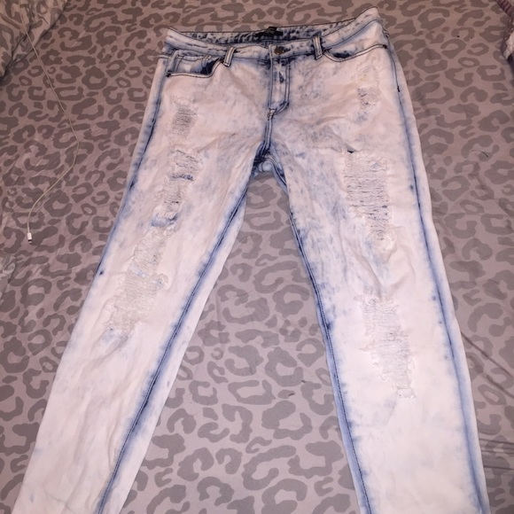 Highwaisted distressed jeans