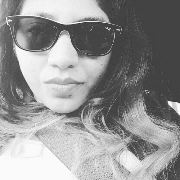 Meet your Posher, Vicky - Picture 2 of 2