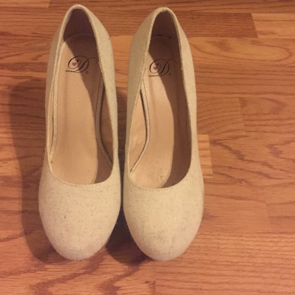 6 1/2 in. Cream Wedges - Picture 2 of 3