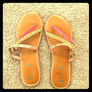 Never worn Roxy sandals!
