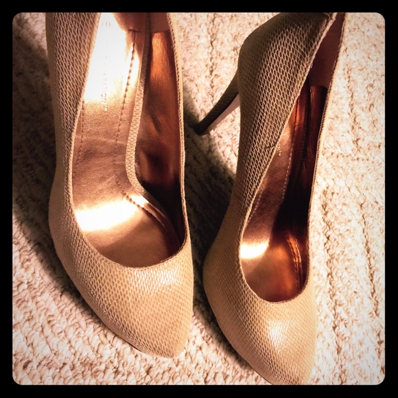 Never worn beautiful shoes with hidden platform - Picture 1 of 4