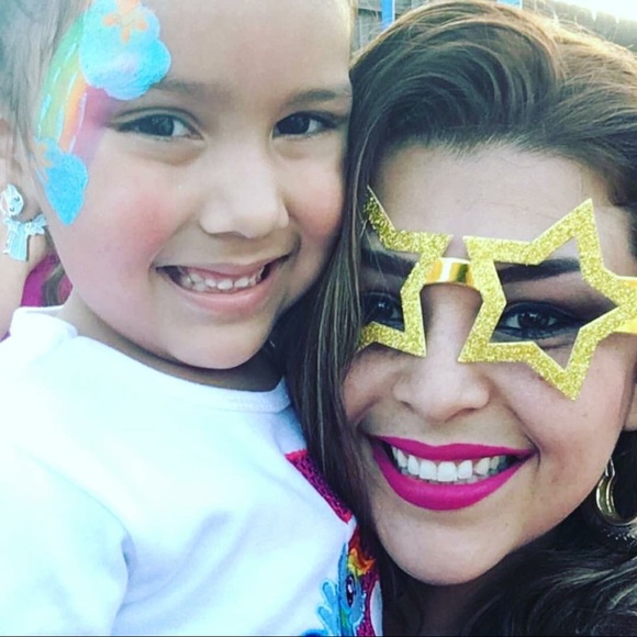 Meet your Posher, Korina - Picture 3 of 3