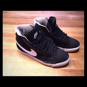 Nike black high-top sneaker US5Y (boys)