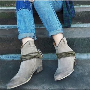 Matiko nwt size 7 taupe bootie