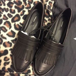 Faux leather fringe loafer and Tee shirt(SMALL)