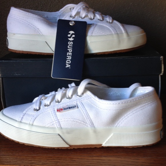 Tennis shoes