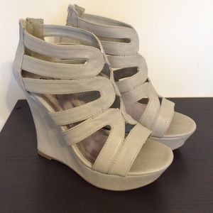 Cute light gray wedges! Lightly worn