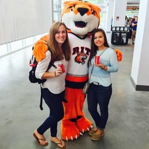 Meet your Posher, Nicole