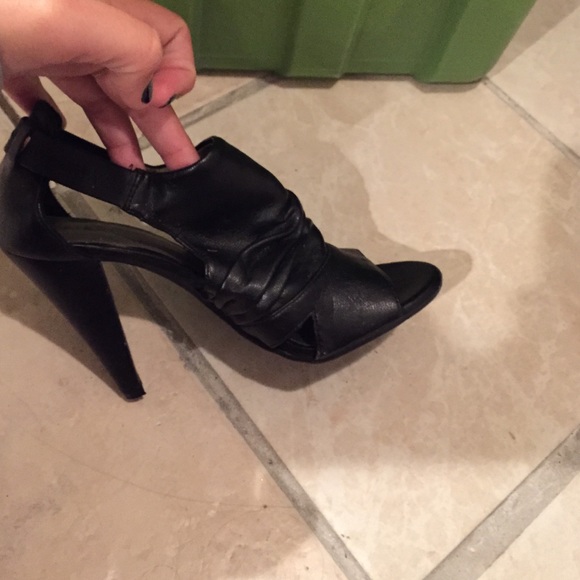 Comfortable black peep toe