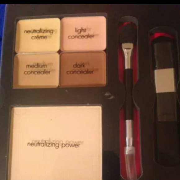 YBF concealer & powder palette - Picture 1 of 4