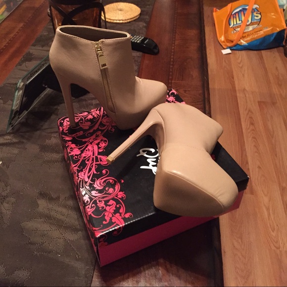 🎉 BRAND NEW! BOTTIES - Picture 2 of 2