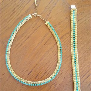 Were selling a glamorous neckless and bracelet set