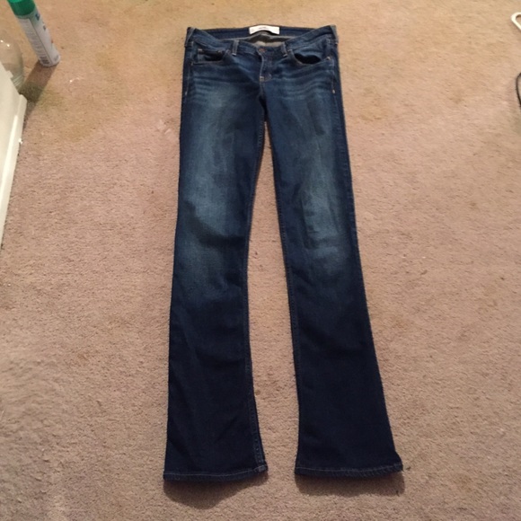 Size 9 Hollister Dark Wash Boot Cut Jeans! 😊❤️