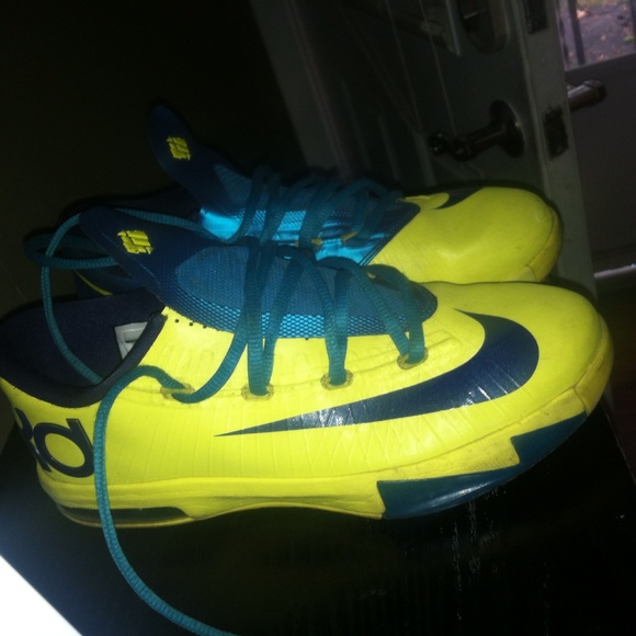 Sneakers - Picture 2 of 4