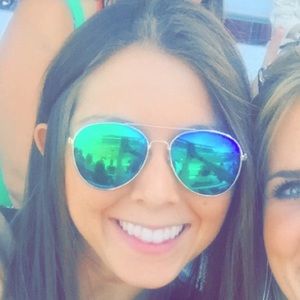 Meet your Posher, Alyson