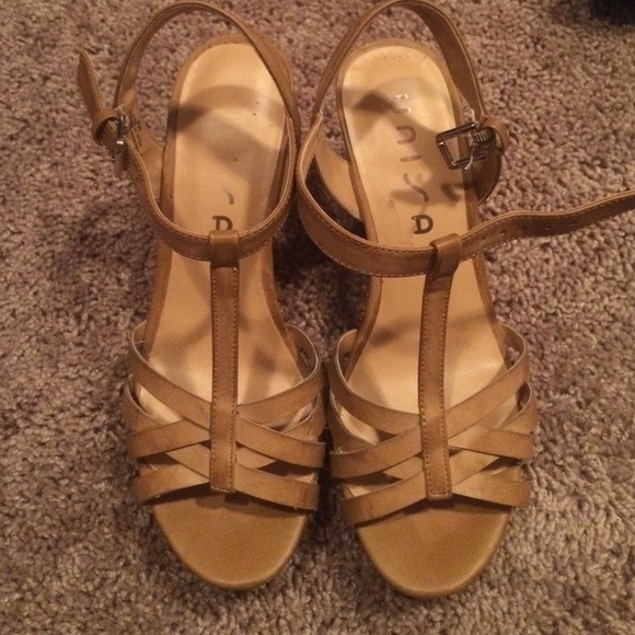 Unisa Wedges Size 8