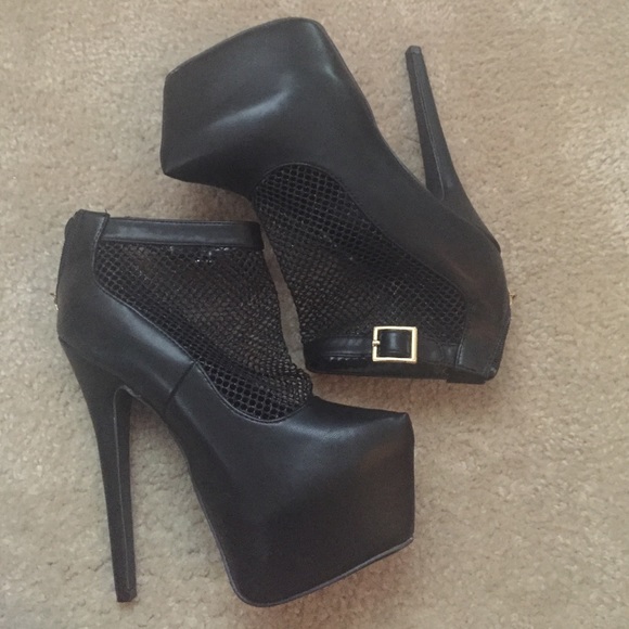 Blacks Fish Net Plat Form Heels - Picture 2 of 4