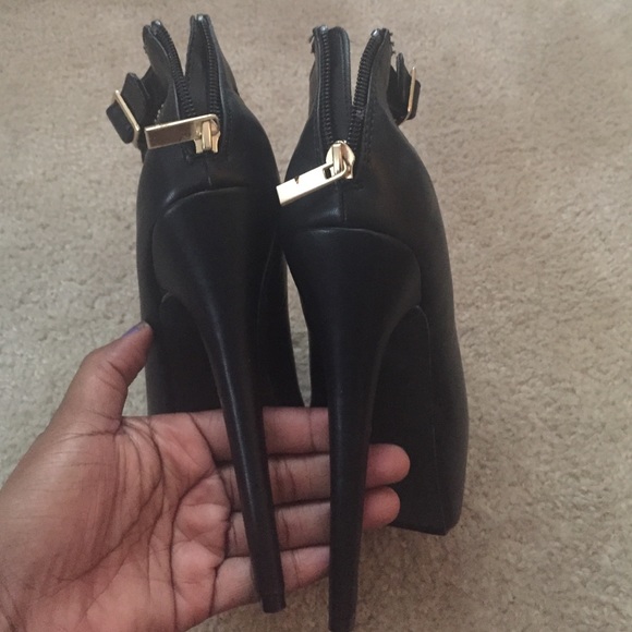 Blacks Fish Net Plat Form Heels - Picture 3 of 4