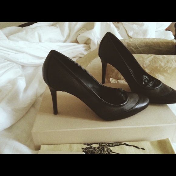 💯 authentic Burberry pumps - Picture 2 of 2