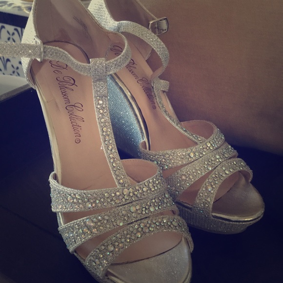 Very cute wedge style silver shoes 😇