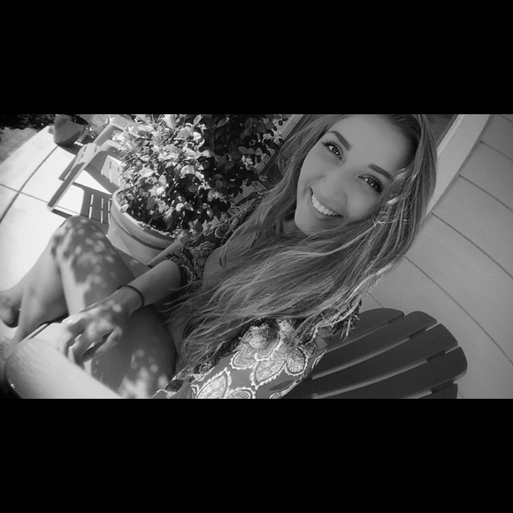 Meet your Posher, Claudia - Picture 1 of 1