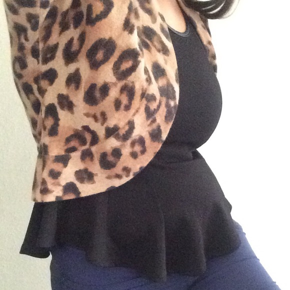 ❌SOLD❌ Black peplum top - Picture 4 of 4