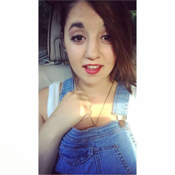 Meet your Posher, Abigail