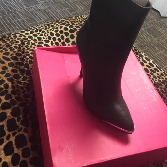 FALL MUST HAVE Never worn edgey boots - Picture 2 of 3