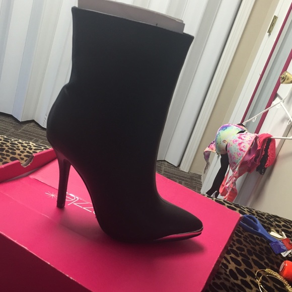 FALL MUST HAVE Never worn edgey boots - Picture 3 of 3