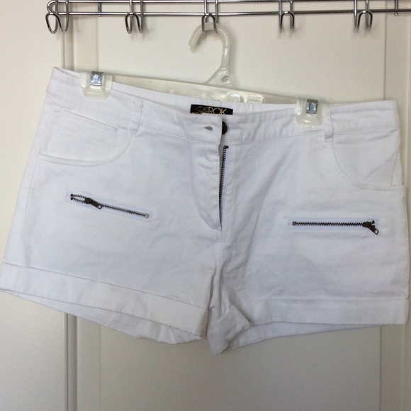 White shorts by LaRokLuxe, size M - Picture 1 of 3