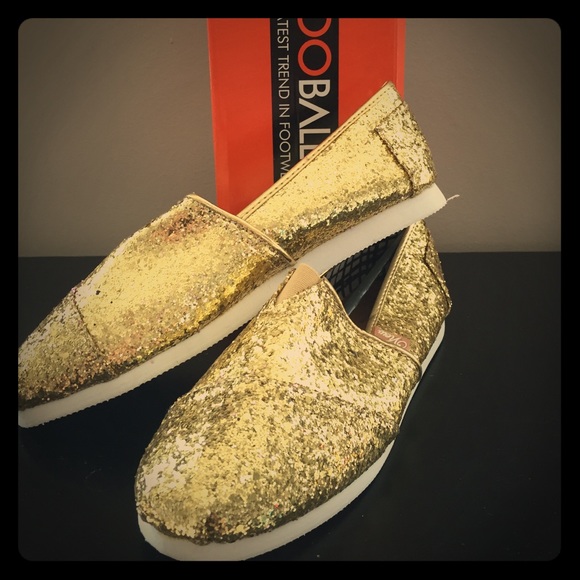 Dooballo Shoes - NIB Gold Glitter Slip Ons