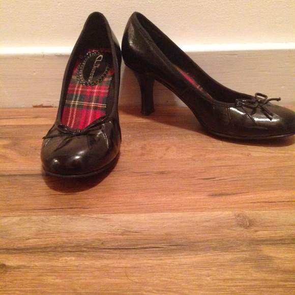 Black kitten heels