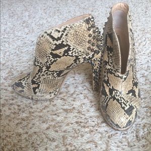 BCBG maxazaria Daria  booties