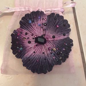 Tarina Tarantino hibiscus flower hair clip