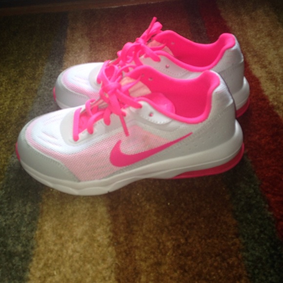 Nike tennis shoes (children girls)