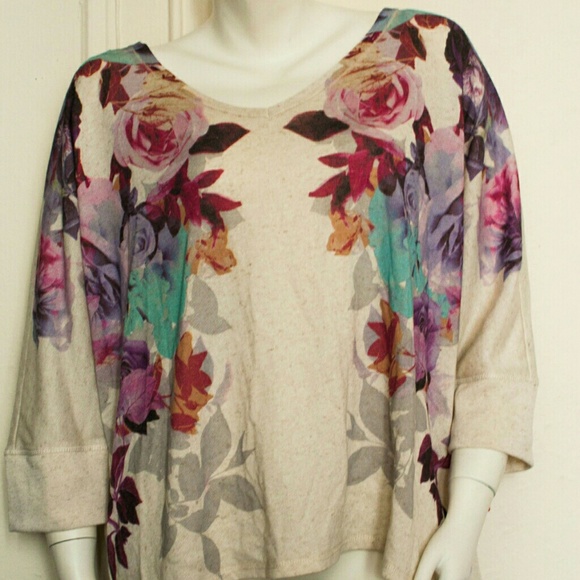 Oversized v-neck lfloral print sweater