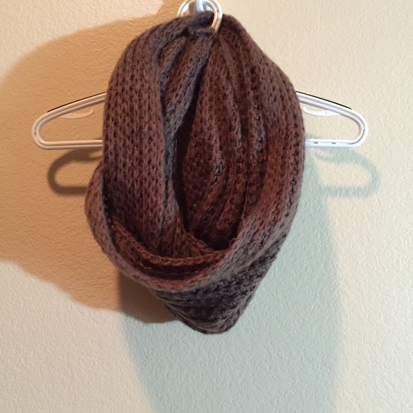 Knitted infinity scarf brown