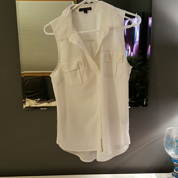White sleeveless blouse - Picture 1 of 1