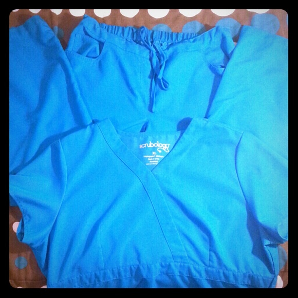 💕Xl Scrubology Top & Large Reg. Bottoms💕