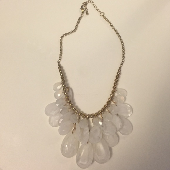 White and gold statement necklace - Picture 2 of 3