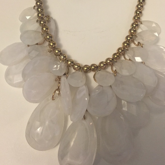 White and gold statement necklace - Picture 3 of 3